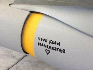 «Από το Μάντσεστερ με αγάπη»: Η βόμβα των Βρετανών για το ISIS (φωτό)